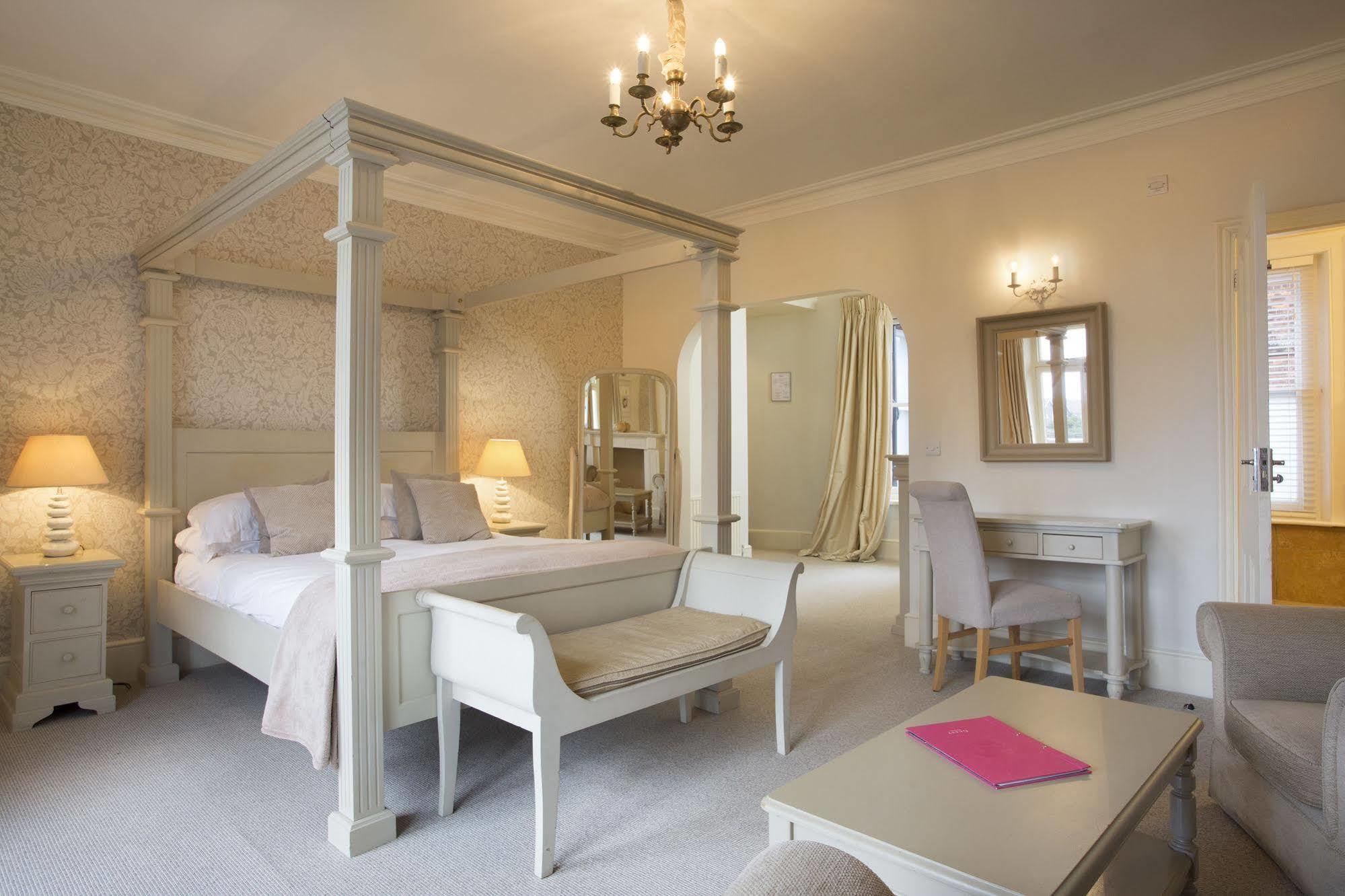The Bell Hotel 3*
